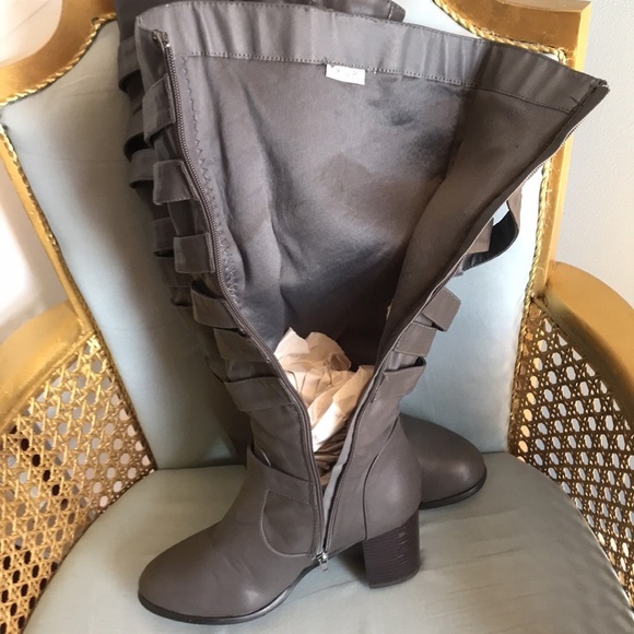 Journee Collection, gray faux leather, rounded toe, zip up heeled boots size 8 - Picture 6 of 12